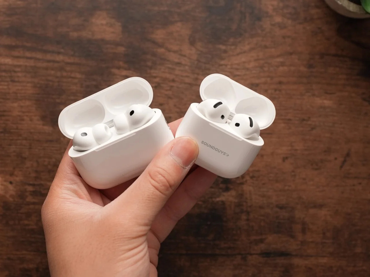 Ръка държи зареждащите кейсове на AirPods Pro и AirPods 4